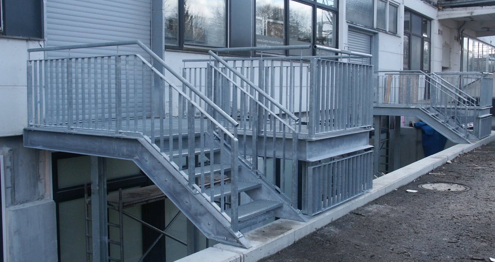 Anliefer- und Fluchtpodeste mit Brückenanlage Poing